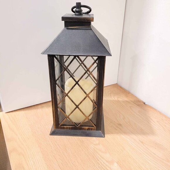 large lantern with battery operated candle - Picture 6 of 8